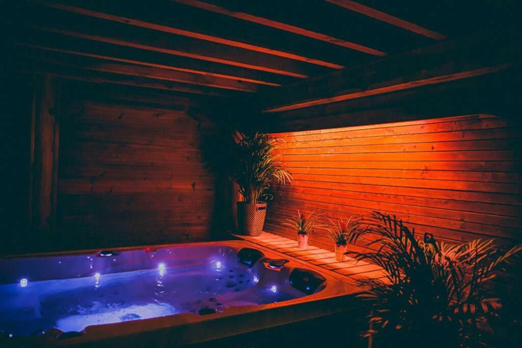 Le Spa Du Cabanon: Cabanon De Luxe Avec Spa Entierement Privatif Aye Ngoại thất bức ảnh