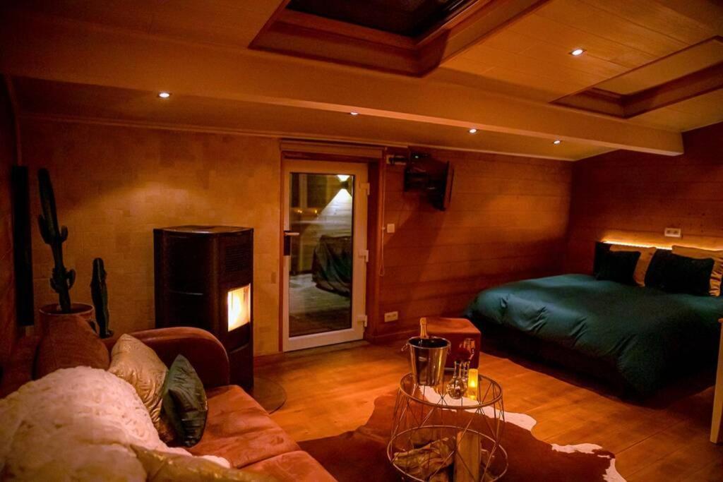 Le Spa Du Cabanon: Cabanon De Luxe Avec Spa Entierement Privatif Aye Ngoại thất bức ảnh