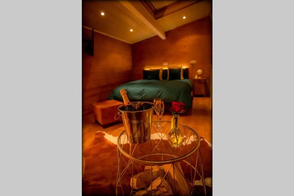 Le Spa Du Cabanon: Cabanon De Luxe Avec Spa Entierement Privatif Aye Ngoại thất bức ảnh