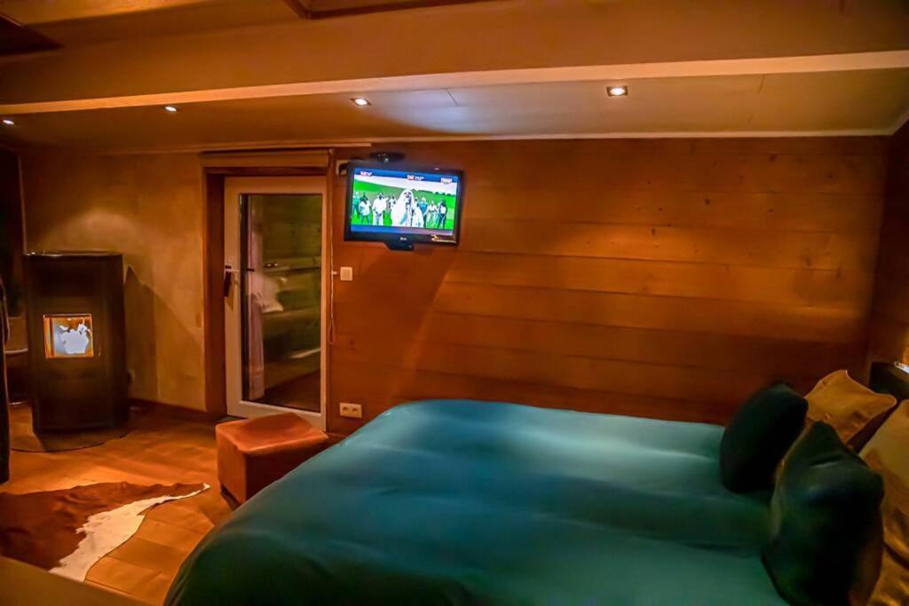 Le Spa Du Cabanon: Cabanon De Luxe Avec Spa Entierement Privatif Aye Ngoại thất bức ảnh