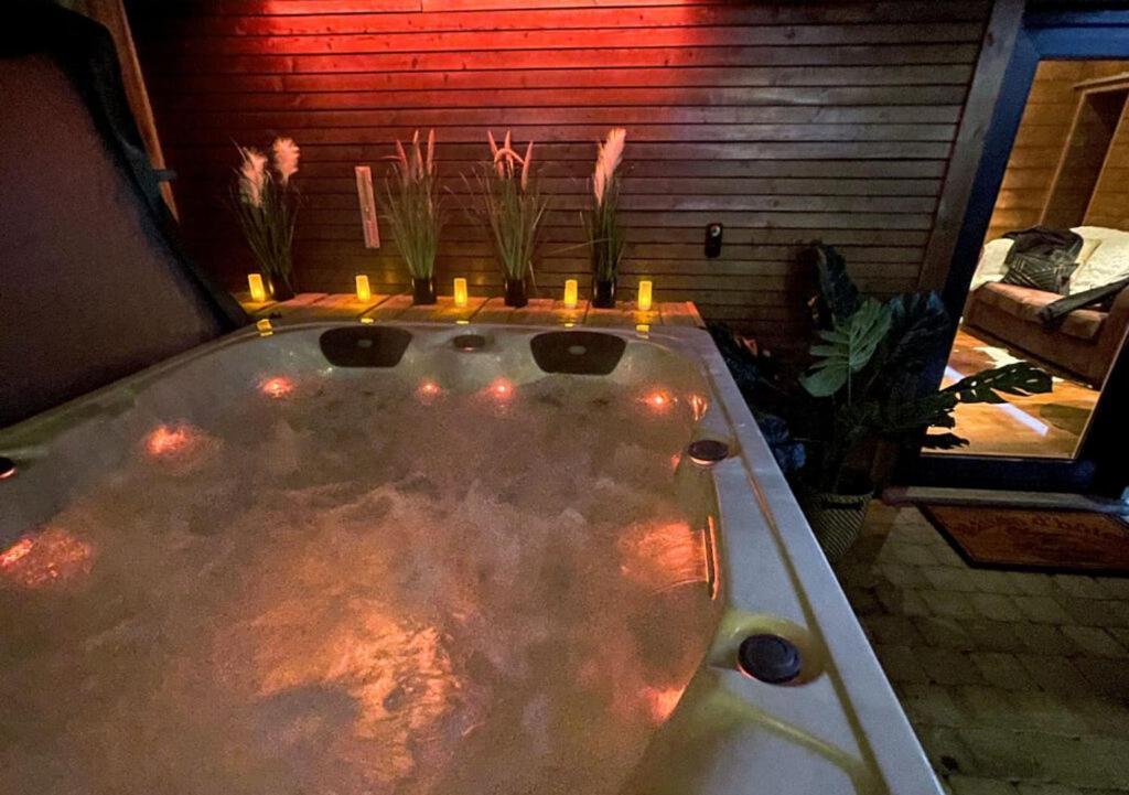 Le Spa Du Cabanon: Cabanon De Luxe Avec Spa Entierement Privatif Aye Ngoại thất bức ảnh